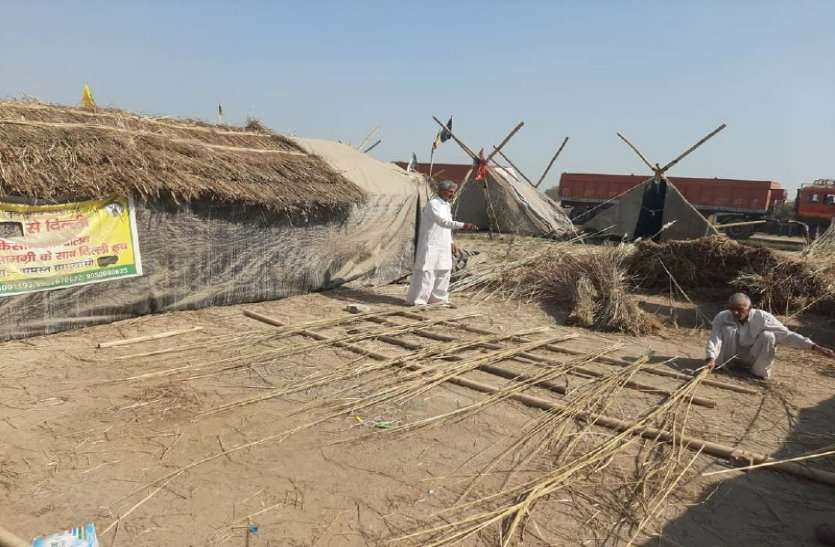 Shahjahanpur Kisan Aandolan: Farmers Making Grass Huts To Avoid Heat शाहजहांपुर किसान आंदोलन: दिल्ली-जयपुर हाइवे पर किसानों ने बनाई झोपड़ियां, मौसम की मार को लेकर तैयारियां पूरी