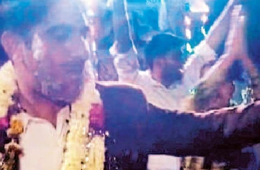si.jpg SP थाने पहुंचे, नदारद SHO पार्टी में व्यस्त, डांस का वीडियो वायरल, निलम्बित