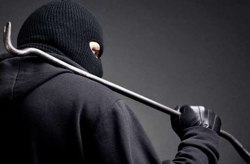 1.5 lakh rupees mobile theft in chennai चेन्नई में दुकान से डेढ़ लाख के मोबाइल चोरी