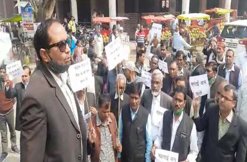 azamgarh news पेट्रोलियम पदार्थों की मूल्य वृद्धि के खिलाफ सड़क पर उतरे अधिवक्ता