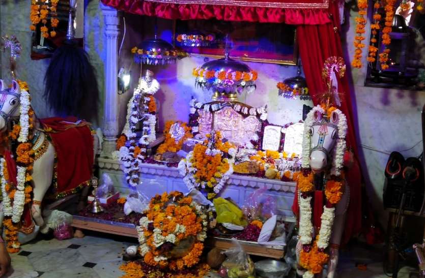मंदिरों में लगी कतारें, दिन भर चला दर्शन-पूजन का सिलसिला मंदिरों में लगी कतारें, दिन भर चला दर्शन-पूजन का सिलसिला