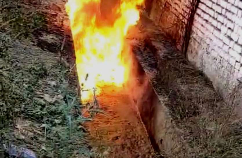 नाले में लगी आग, लपटें देख जुटी भीड़ नाले में लगी आग, लपटें देख जुटी भीड़