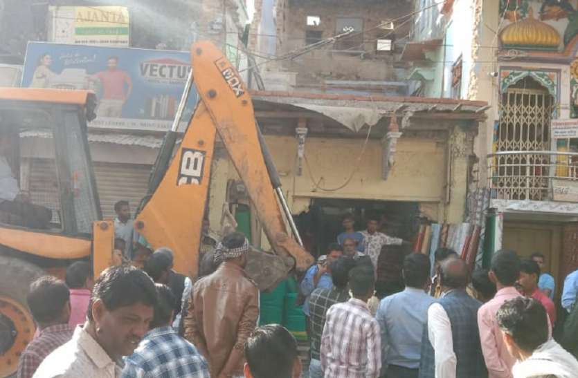 अतिक्रमण हटाने दल-बल से पहुंचा अमला, डेढ़ घंटे बैरंग लौटा अतिक्रमण हटाने दल-बल से पहुंचा अमला, डेढ़ घंटे बाद बैरंग लौटा