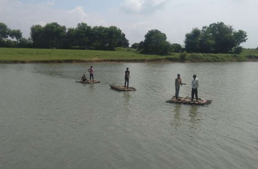 नदी पार करने किसान ले रहे जुगाड़ की नाव का सहारा नदी पार करने किसान ले रहे जुगाड़ की नाव का सहारा