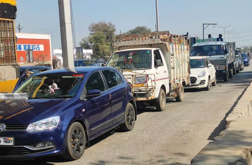 छौंदा टोल पर लाइलाज हुई जाम की समस्या छौंदा टोल पर लाइलाज हुई जाम की समस्या