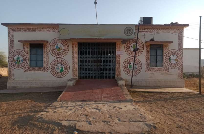 इलाज तो छोडिए अस्पताल मे पानी तक नहीं इलाज तो छोडिए अस्पताल मे पानी तक नहीं