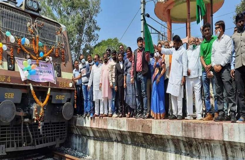 Politics: वर्षों बाद यहां चली ट्रेन, भाजपा ने इंजन के आगे तो कांग्रेस ने बोगी से दिखा दी हरी झंडी Railway: वर्षों बाद यहां चली ट्रेन, भाजपा ने इंजन के आगे तो कांग्रेस ने बोगी से दिखा दी हरी झंडी