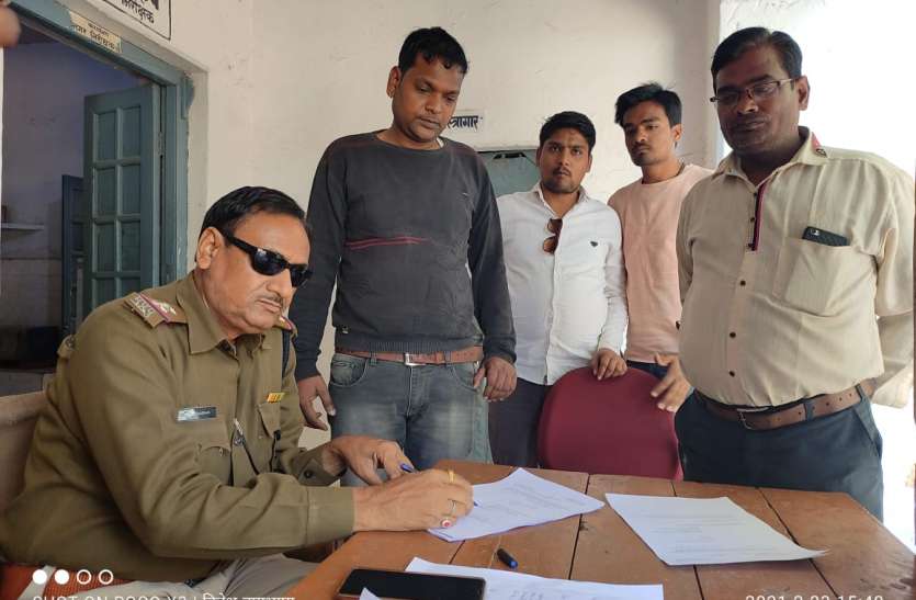 हेलमेट पहनकर आए बदमाशों ने व्यापारी के घर की फायरिंग हेलमेट पहनकर आए बदमाशों ने व्यापारी के घर की फायरिंग
