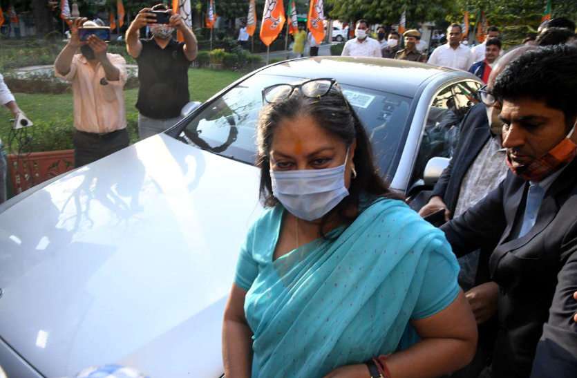 a3.jpg राजे की गाड़ी को भाजपा कार्यालय में नहीं मिली जगह, पैदल चलकर जाना पड़ा, देखें वीडियो