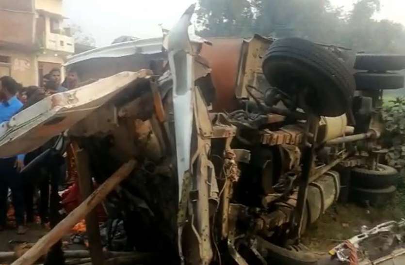azamgarh news ट्रक डीसीएम की आमने सामने टक्कर में चालक की मौत दो घायल