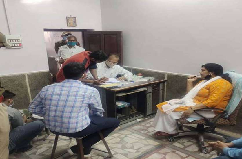 नीम हकीमों के खिलाफ कार्रवाई से मचा हडक़ंप, एक को पकड़ा, एक भागा नीम हकीमों के खिलाफ कार्रवाई से मचा हडक़ंप, एक को पकड़ा, एक भागा