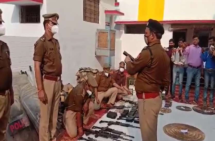 एसपी को देख कर कांपें पुलिस के हाथ, नहीं खोल पाए हथियार और नहीं बंधी बेल्ट, नाराज एसपी ने थाने के लगवाए चक्कर एसपी को देख कर कांपें पुलिस के हाथ, नहीं खोल पाए हथियार और नहीं बंधी बेल्ट, नाराज एसपी ने थाने के लगवाए चक्कर