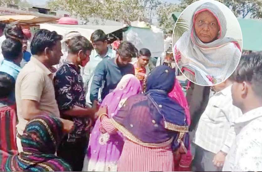 बस में चढ़ते समय महिला पार्षद की तोड़ी चेन बस में चढ़ते समय महिला पार्षद की तोड़ी चेन
