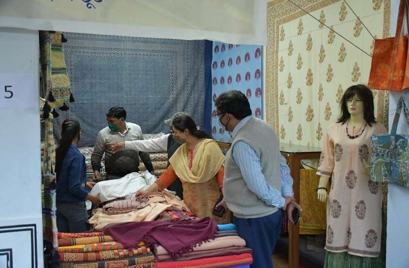 राजस्थानी परंपरागत साडिय़ां और परिधान आकर्षण का केन्द्र राजस्थानी परंपरागत साडिय़ां और परिधान आकर्षण का केन्द्र