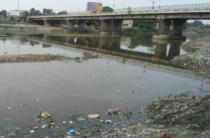 गोमती नदी के बढ़ते प्रदूषण पर हाईकोर्ट ने राज्य सरकार से तलब की रिपोर्ट गोमती नदी के बढ़ते प्रदूषण पर हाईकोर्ट ने राज्य सरकार से तलब की रिपोर्ट