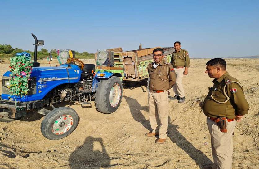 एसआईटी ने बनास में बजरी भरते चार ट्रैक्टर-ट्रॉली की जब्त एसआईटी ने बनास में बजरी भरते चार ट्रैक्टर-ट्रॉली की जब्त
