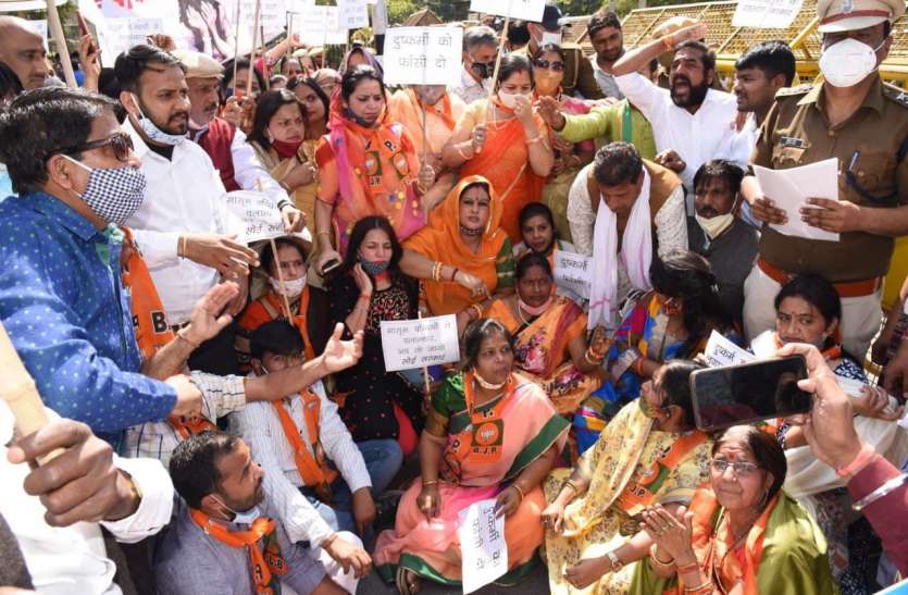 सरकार के खिलाफ भाजपा का हल्ला बोल, निकाला पैदल मार्च सरकार के खिलाफ भाजपा का हल्ला बोल, निकाला पैदल मार्च