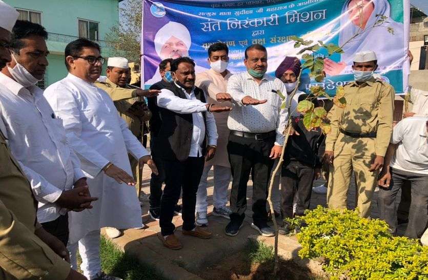 पर्यावरण संरक्षण की पहल, पौधे लगा लिए गोद पर्यावरण संरक्षण की पहल, पौधे लगा लिए गोद