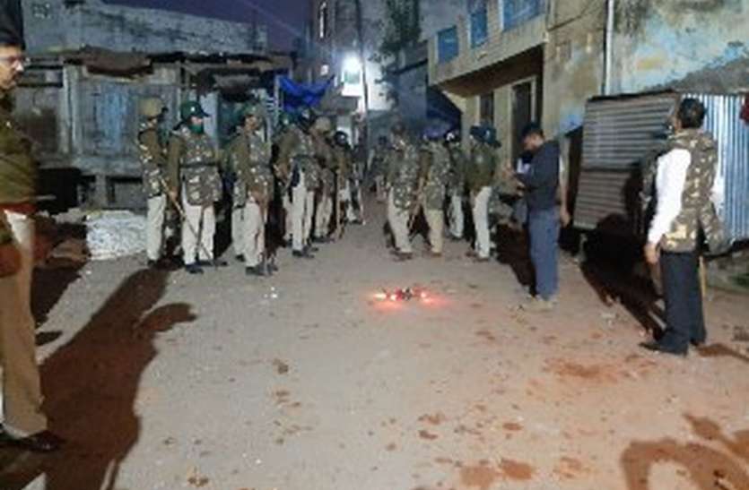 Stones in dispute between two community दो पक्षों के बीच विवाद में हुआ पथराव, तनाव से मची अफरा-तफरी