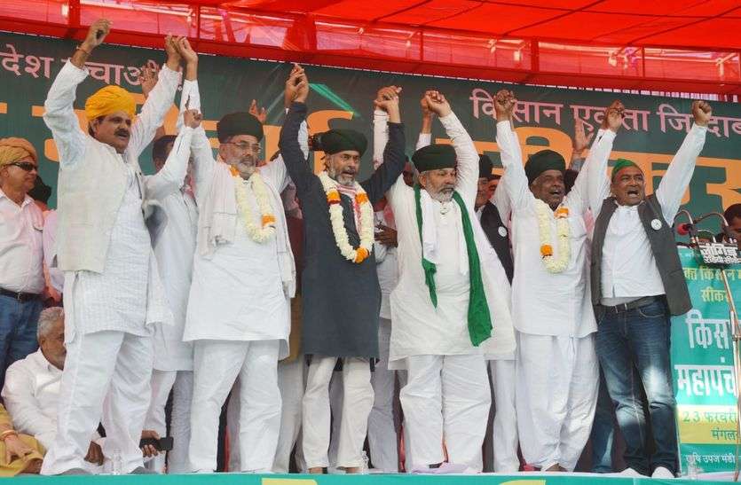 राकेश टिकैत ने दी 40 लाख ट्रेक्टर के साथ संसद घेरने की चेतावनी, कहा- 2024 तक चलेगा आंदोलन राकेश टिकैत ने दी 40 लाख ट्रेक्टर के साथ संसद घेरने की चेतावनी, कहा- 2024 तक चलेगा आंदोलन