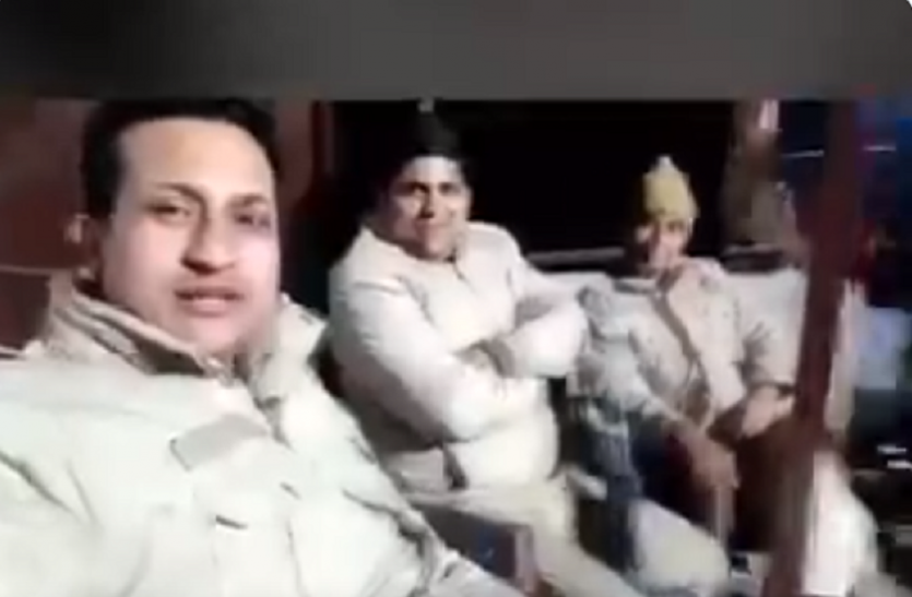 Policemen made new Pawri video सोशल मीडिया पर Pawri हुआ ट्रेंड, पुलिस वाले भी करने लगे इनका इंतजार- देखें मजेदार Video
