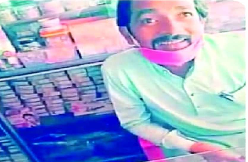 महिला को आंगनबाड़ी में नौकरी लगाने नपं अध्यक्ष के पति ने मांगा पैसा, वायरल वीडियो में बड़े अधिकारियों का भी जिक्र महिला को आंगनबाड़ी में नौकरी लगाने नपं अध्यक्ष के पति ने मांगा पैसा, वायरल वीडियो में बड़े अधिकारियों का भी जिक्र
