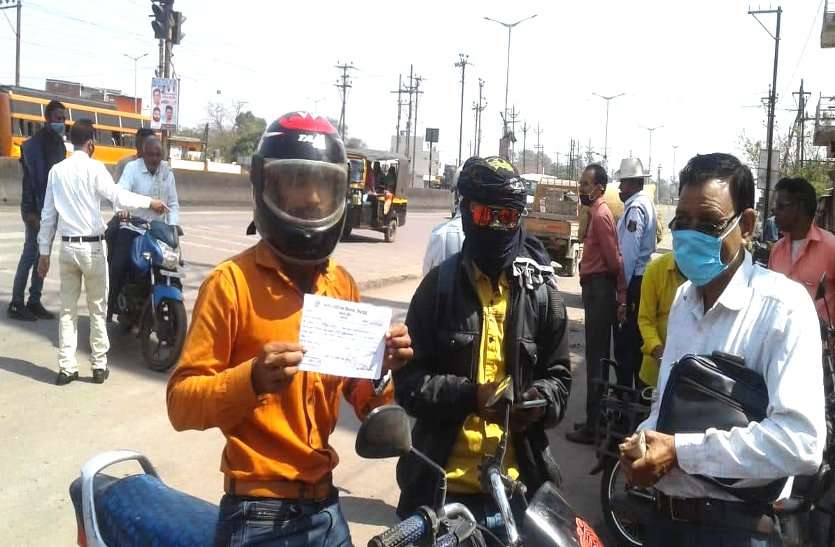 मास्क नहीं लगाने वालों पर फिर से सख्ती, भिलाई में 44 लोगों पर जुर्माना, कोरोना के बढ़ते केस से अलर्ट पर प्रशासन मास्क नहीं लगाने वालों पर फिर से सख्ती, भिलाई में 44 लोगों पर जुर्माना, कोरोना के बढ़ते केस से अलर्ट पर प्रशासन