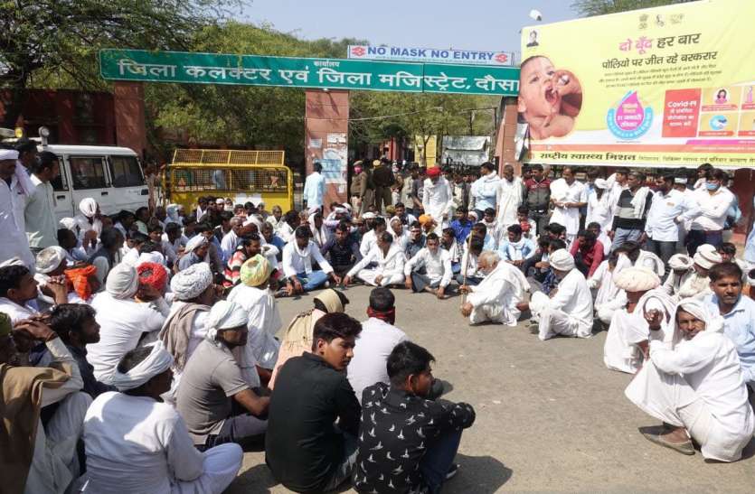 युवक की मौत के बाद ग्रामीण आक्रोशित, एसपी कार्यालय के बाहर किया प्रदर्शन युवक की मौत के बाद ग्रामीण आक्रोशित, एसपी कार्यालय के बाहर किया प्रदर्शन