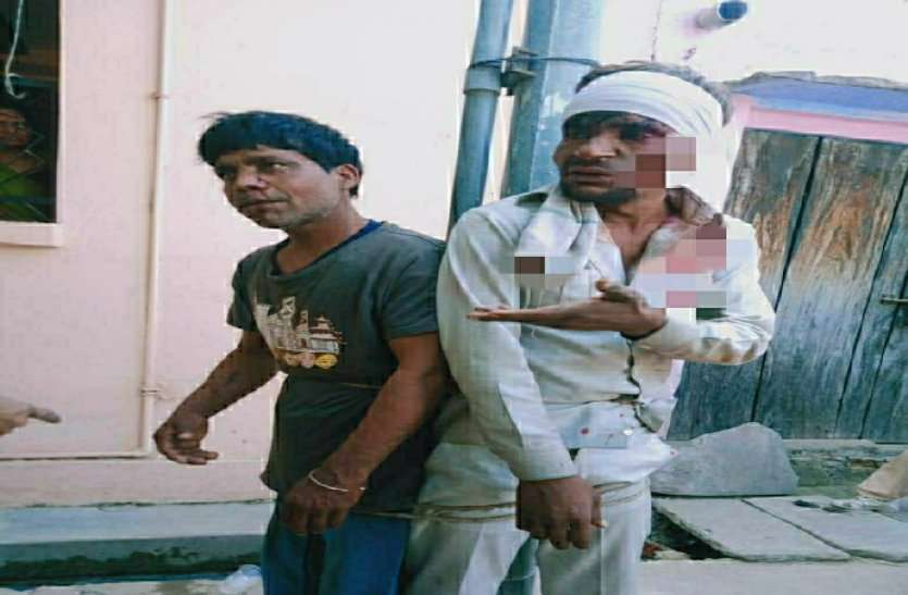 Alwar: Mob Beat Three People In Doubt Of Theft अलवर: चोरी के शक में बुजुर्ग महिला व दो पुरुषों को खंबे से बांधकर बुरी तरह पीटा, लहूलुहान हुए, लोग वीडियो बनाते रहे