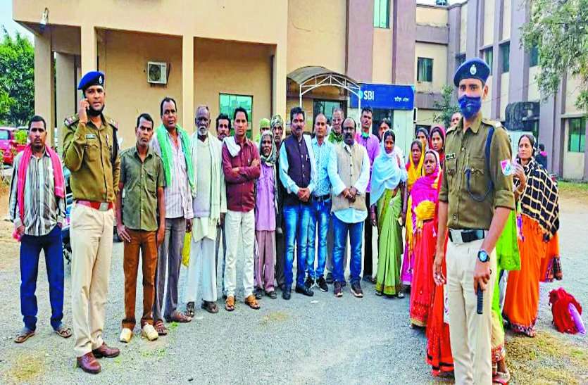 रेलवे अफसर ने 37 परिवार को बयान लेने रायपुर बुलाया, दिनभर कराया इंतजार और नहीं मिले, बिजली सब स्टेशन बनाने जगह खाली करने दिया है नोटिस रेलवे अफसर ने 37 परिवार को बयान लेने रायपुर बुलाया, दिनभर कराया इंतजार और नहीं मिले, बिजली सब स्टेशन बनाने जगह खाली करने दिया है नोटिस