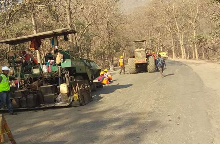 सीधी के छुहिया घाटी में सड़क निर्माण कार्य शुरू Sidhi Bus Accident के हफ्ते भर बाद छुहिया घाटी में शुरू हुआ सड़क मरम्मत कार्य