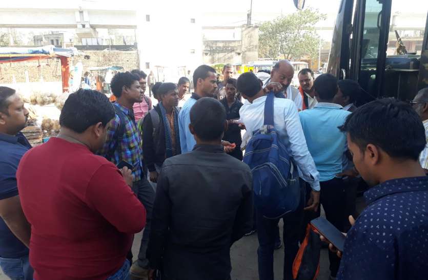 RTO : Direct passengers in Rewa refuse to climb on Khatara bus रीवा में सीधी के यात्रियों ने खटारा बस पर चढऩे से किया इंकार, लग्जरी बस से गए नागपुर