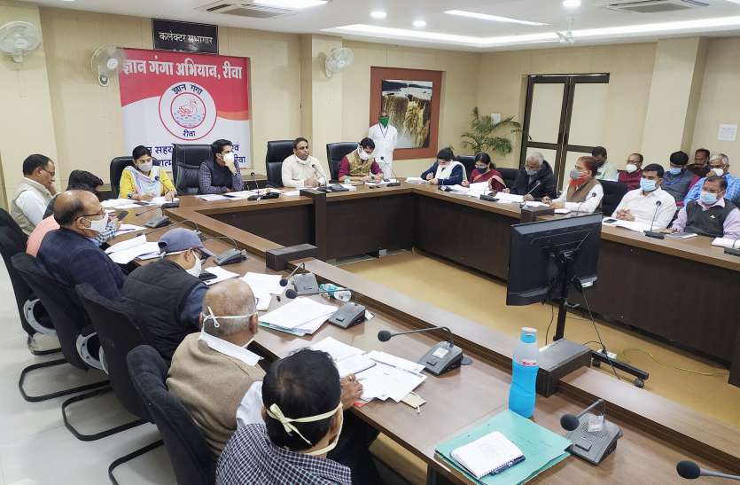 Collector deducts salary of labor officer कलेक्टर ने श्रम अधिकारी का वेतन काटा, सरकार मार्च में बड़े भुगतान पर लगाई रोक