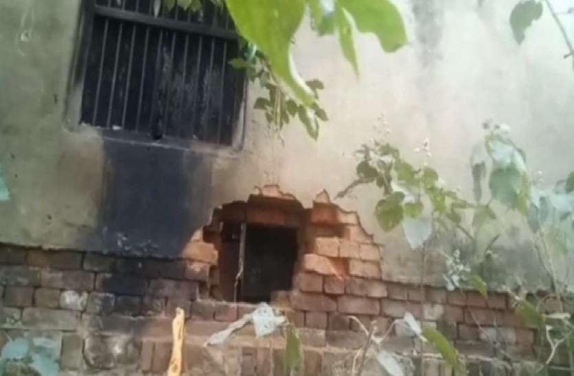 पुलिस को चुनौती देकर चोरों ने बैंक को बनाया निशाना, दीवाल में सेंध काटकर तोड़े ताले पुलिस को चुनौती देकर चोरों ने बैंक को बनाया निशाना, दीवाल में सेंध काटकर तोड़े ताले