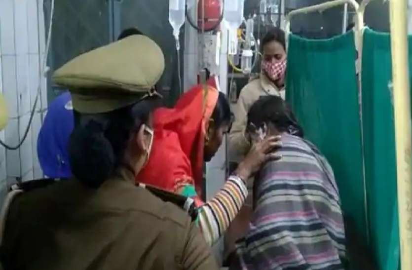 एक बार फिर सुर्खियों में आया स्वामी चिन्मयानंद का कॉलेज, हाईवे किनारे जली हुई हालत में निर्वस्त्र मिली बीए की छात्रा एक बार फिर सुर्खियों में आया स्वामी चिन्मयानंद का कॉलेज, हाईवे किनारे जली हुई हालत में निर्वस्त्र मिली बीए की छात्रा