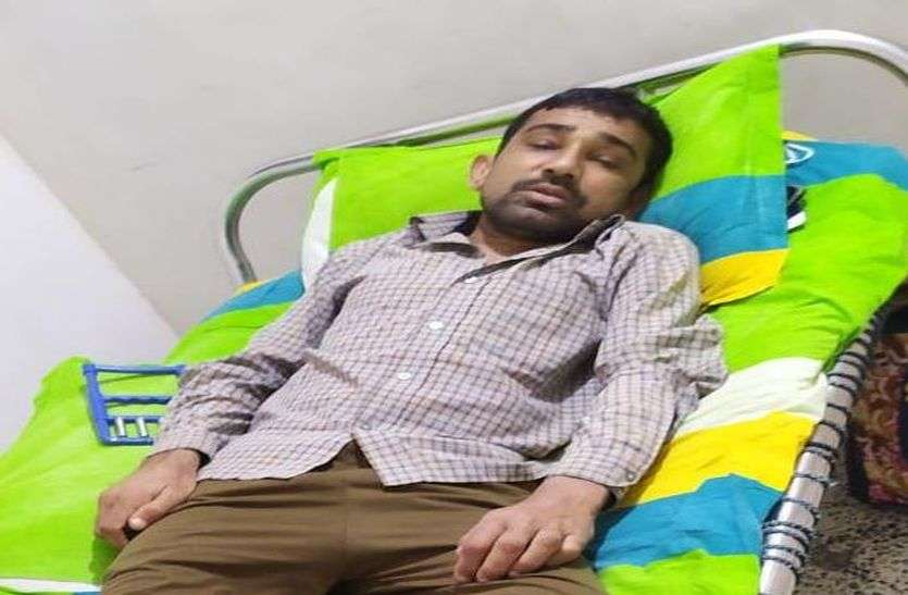 बाड़मेर के श्रवण की किडनी ट्रांसप्लाट के खर्चे के लिए पहले ही दिन 50 मददगारों ने बढ़ाया हाथ बाड़मेर के श्रवण की किडनी ट्रांसप्लाट के खर्चे के लिए पहले ही दिन 50 मददगारों ने बढ़ाया हाथ