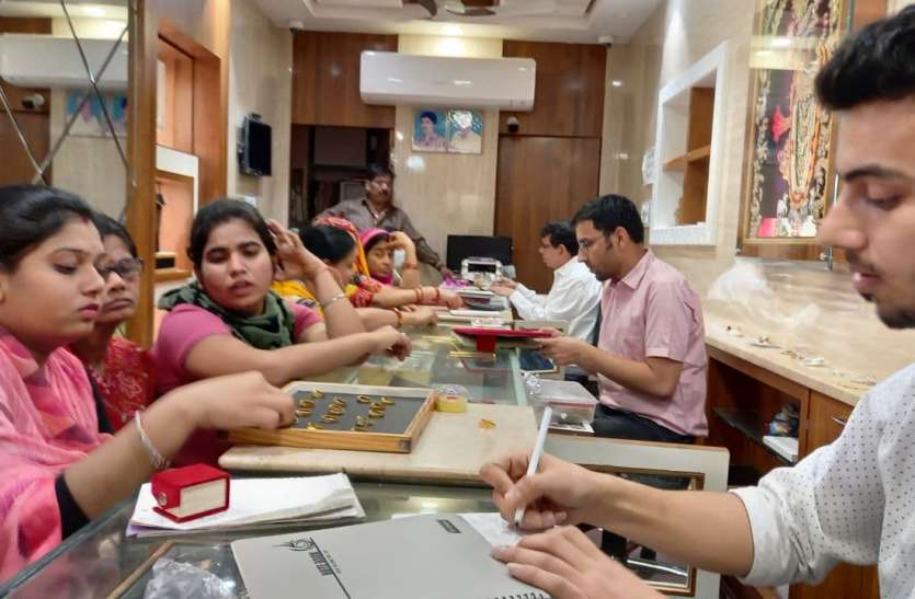 स्वर्ण कारोबार में लौटने लगी रौनक, अब सावों पर नजर स्वर्ण कारोबार में लौटने लगी रौनक, अब सावों पर नजर