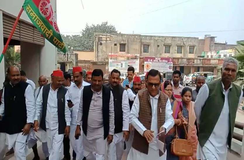 azamgarh news प्रशासन द्वारा किसानों की फसल रौंदवाने से नाराज सपाइयों ने डीएम कार्यालय पर किया प्रदर्शन