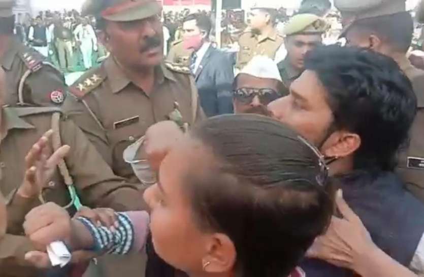 प्रियंका गाँधी की सभा में हंगामा करते लोग - फ़ोटो - पत्रिका न्यूज़ नेटवर्क प्रियंका गांधी से रेप पीड़िता ने लगाई न्याय की गुहार
