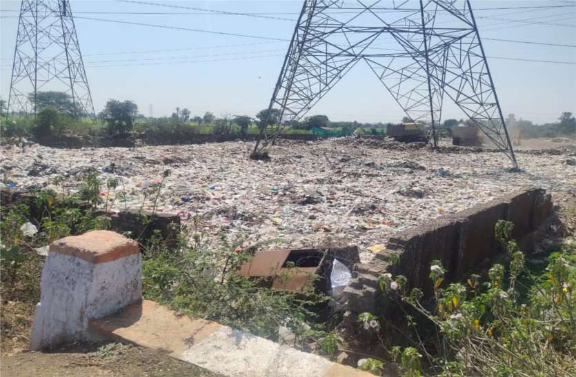 The company to whom the contract was given does not even take up the entire garbage, the boundarywall broke down and reached the fields जिस कंपनी को दिया ठेका वह भी नहीं उठाती पूरा कचरा, बाउंड्रीवॉल टूटने से खेतों तक पहुंचा