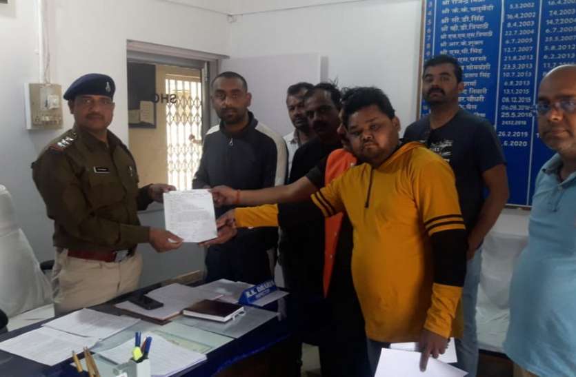 Truck Association submits a memorandum about the overload transportation राखड़ ओवरलोड परिवहन को लेकर ट्रक एसोसिएशन ने प्रदर्शन कर सौंपा ज्ञापन