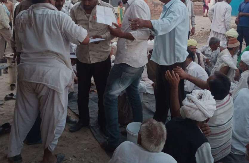 युवाओं को स्मैक से बचाने आगे आए ग्रामीण, आर्थिक दंड की व्यवस्था युवाओं को स्मैक से बचाने आगे आए ग्रामीण, आर्थिक दंड की व्यवस्था