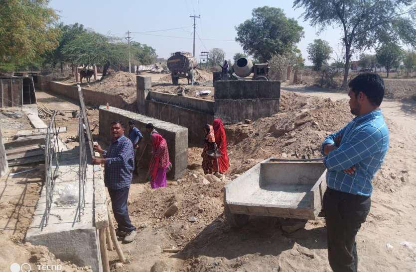 उपखण्ड अधिकारी ने जांची निर्माण कार्यों की गुणवत्ता उपखण्ड अधिकारी ने जांची निर्माण कार्यों की गुणवत्ता