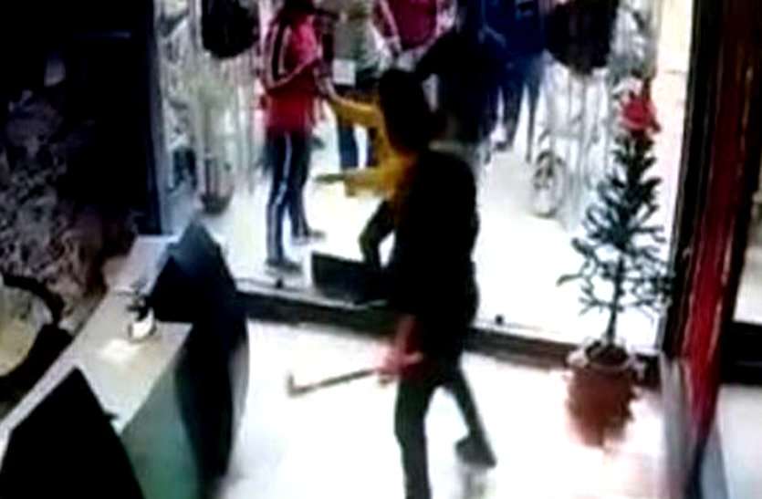 आधी रात नशे में धुत भिलाई के युवकों के दो गुट रायपुर के होटल में भिड़े, जमकर हुई मारपीट, हॉकी, डंडे से किया तोडफ़ोड़ आधी रात नशे में धुत भिलाई के युवकों के दो गुट रायपुर के होटल में भिड़े, जमकर हुई मारपीट, हॉकी, डंडे से किया तोडफ़ोड़