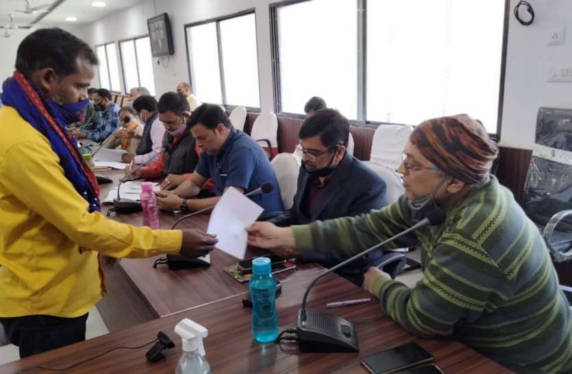 अधिग्रहीत भूमि का नहीं मिला मुआवजा, गरीबी रेखा में नाम न होने के कारण निरस्त हो गया वृद्धापेंशन का आवेदन अधिग्रहीत भूमि का नहीं मिला मुआवजा, गरीबी रेखा में नाम न होने के कारण निरस्त हो गया वृद्धापेंशन का आवेदन
