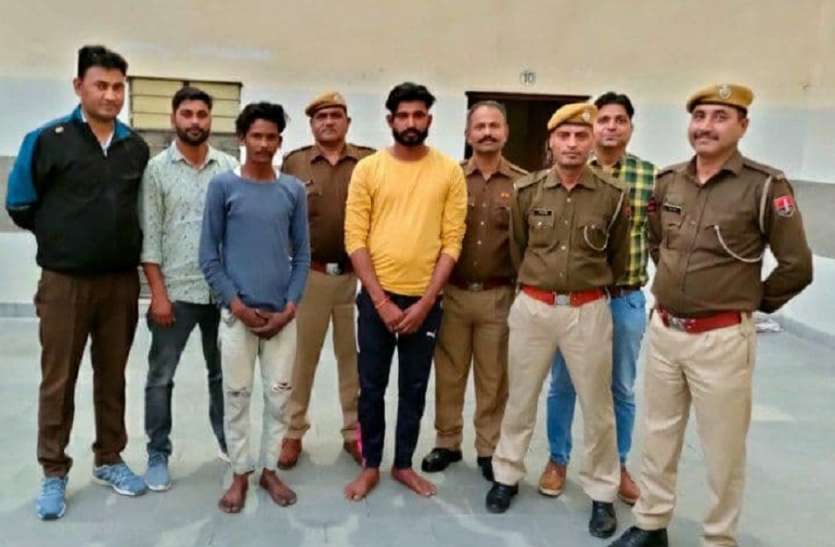 बाइक पर नशे की गोलियां ले जाते दो गिरफ्तार, 7300 गोलियां बरामद बाइक पर नशे की गोलियां ले जाते दो गिरफ्तार, 7300 गोलियां बरामद