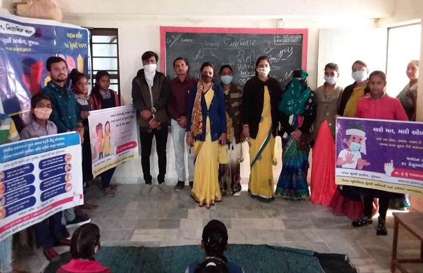 Ahmadabad News : मतदाता जागरूकता के लिए हस्ताक्षर व पोस्टर मुहिम