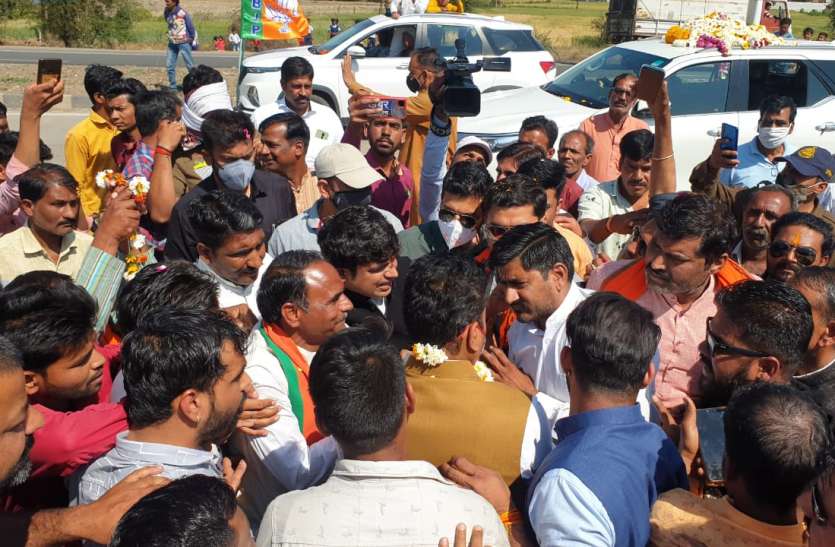 युवा मोर्चा प्रदेश अध्यक्ष के स्वागत को लेकर भिड़े भाजपाई, थाने पहुंचा मामला युवा मोर्चा प्रदेश अध्यक्ष के स्वागत को लेकर भिड़े भाजपाई, थाने पहुंचा मामला