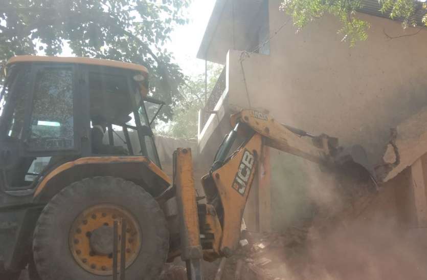 Bulldozer of the administration running the house of liquor mafia, cases filed against sons including father शराब माफिया के घर चला प्रशासन का बुलडोजर, पिता सहित बेटों पर दर्ज मामले