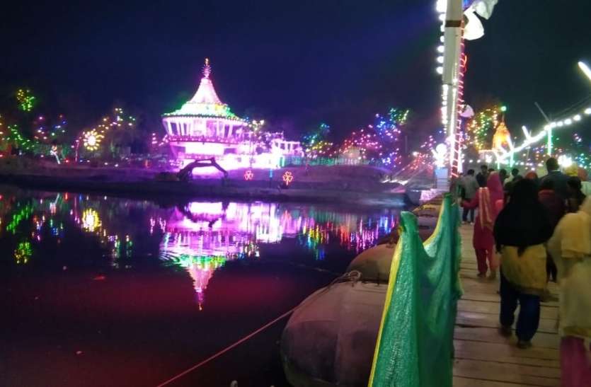 यमुना किनारे बने देवराहा बाबा घाट पर जगमगाती लाईटें - फ़ोटो - पत्रिका न्यूज़ नेटवर्क Kumbh-2021, दिव्य कुंभ की भव्य लाइटिंग, नजारे मनमोहक